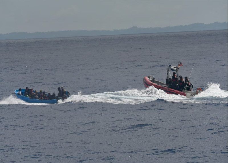 Puerto Rico repatria a 63 dominicanos y haitianos interceptados en una yola en el Canal de la Mona